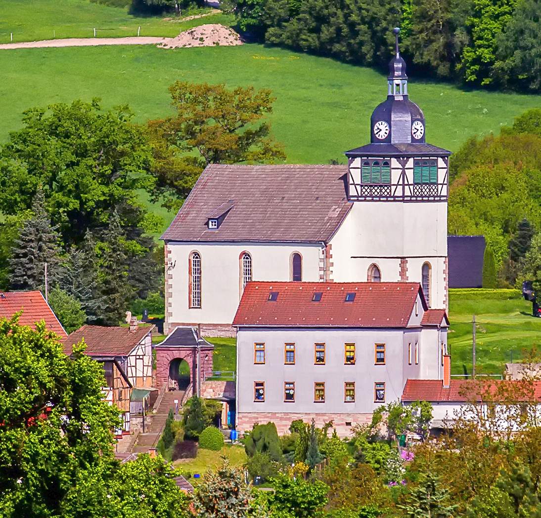 Kirche Wernshausen im Mai 2018 aus dem Dorf und von einem Berg in Niederschmalkalden. - Foto: Sascha Willms0176-22643268 - - - - - - - - - - - - - - -Sascha WillmsOppenheimstraße 5499817 EisenachLokalredaktion Schmalkalden0176/22643268www.willmson.de