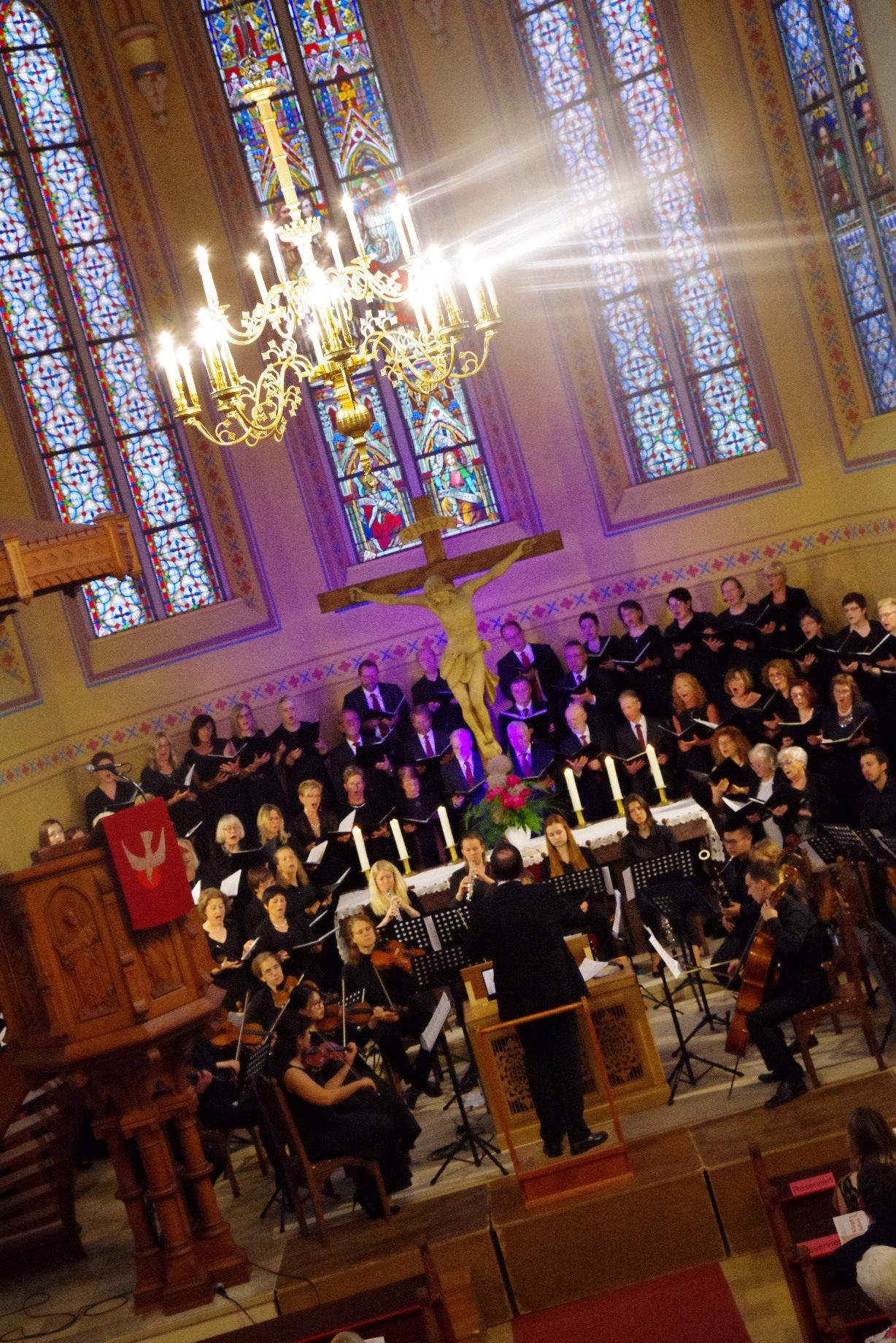 Kirchenchor und Rathgeberensemble im Altarraum der Stadtkirche2_Foto von Gerhard Gilbert