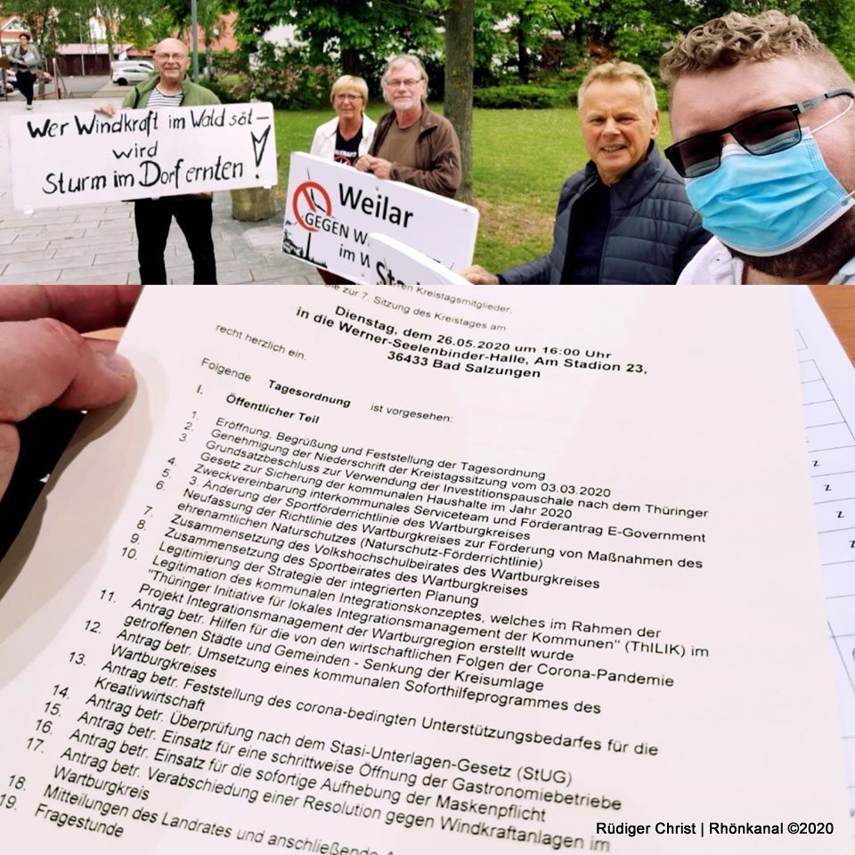 Mitglider der Bürgerinitiative gegen das Windkraftgebiet W-4 Stadtlengsfeld , rechts Kreistagsabgeordneter Sebastian Bethge (FDP), unten die Tagesordnung