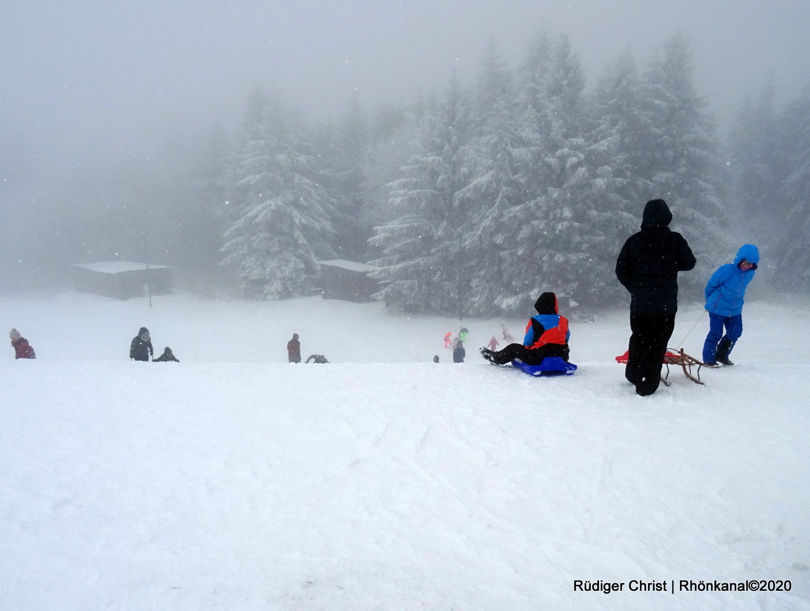 Am Ellenbogen (813m) wurde trotz Nebel fröhlich gerodelt