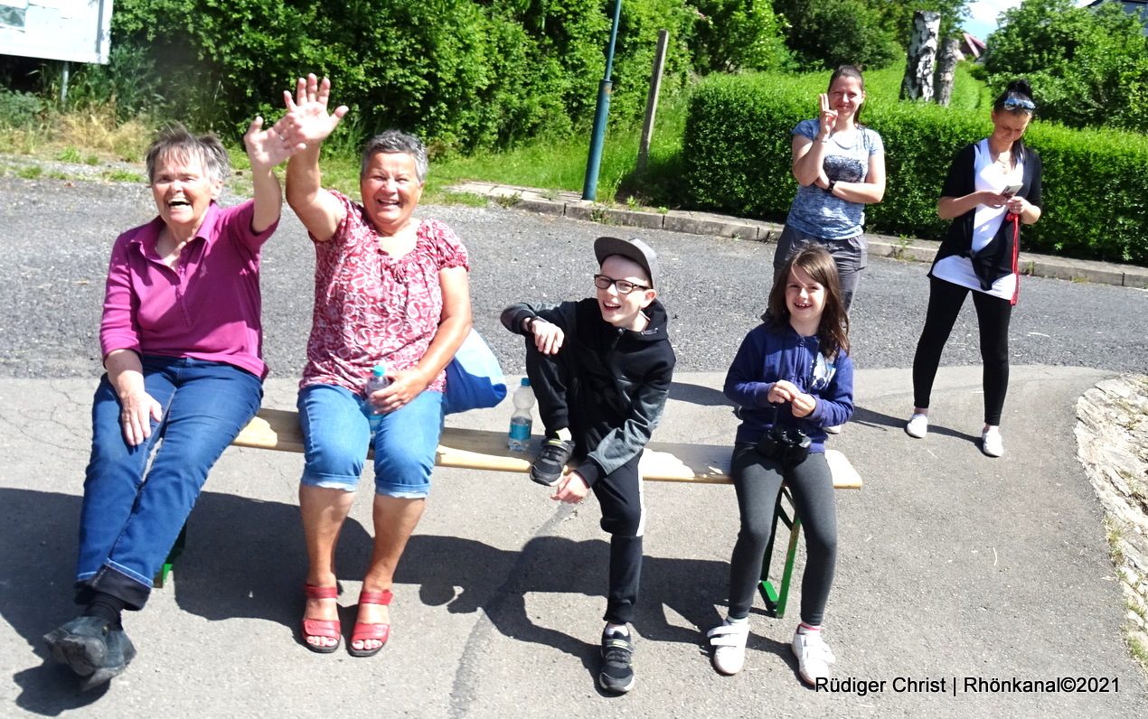 In den Rhöner Orten kamen viele Zuschauerinnen und Zuschauer an die Rennstrecke, welche die  Radsportler mit begeisterten Applaus begrüßten und lautstark anfeuerten