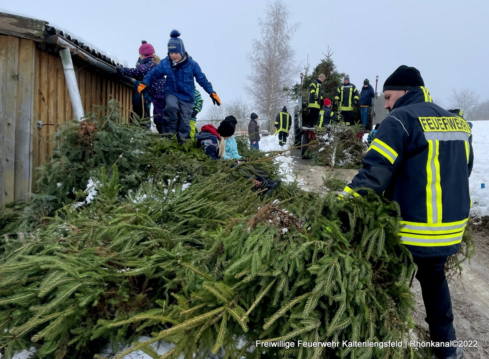 2022-01-15_Kaltenlengsfeld-Feuerwehr-Weihnachtsbäume-Jugendfeuerwehr (12)