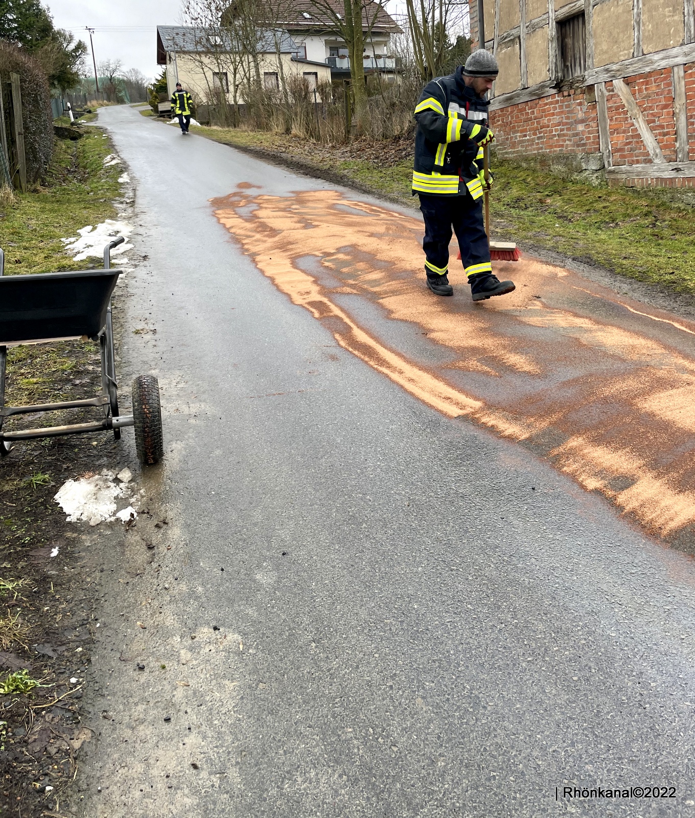 2022-02-04_Kaltenlengsfeld_Feuerwehr_Ölspur (13)