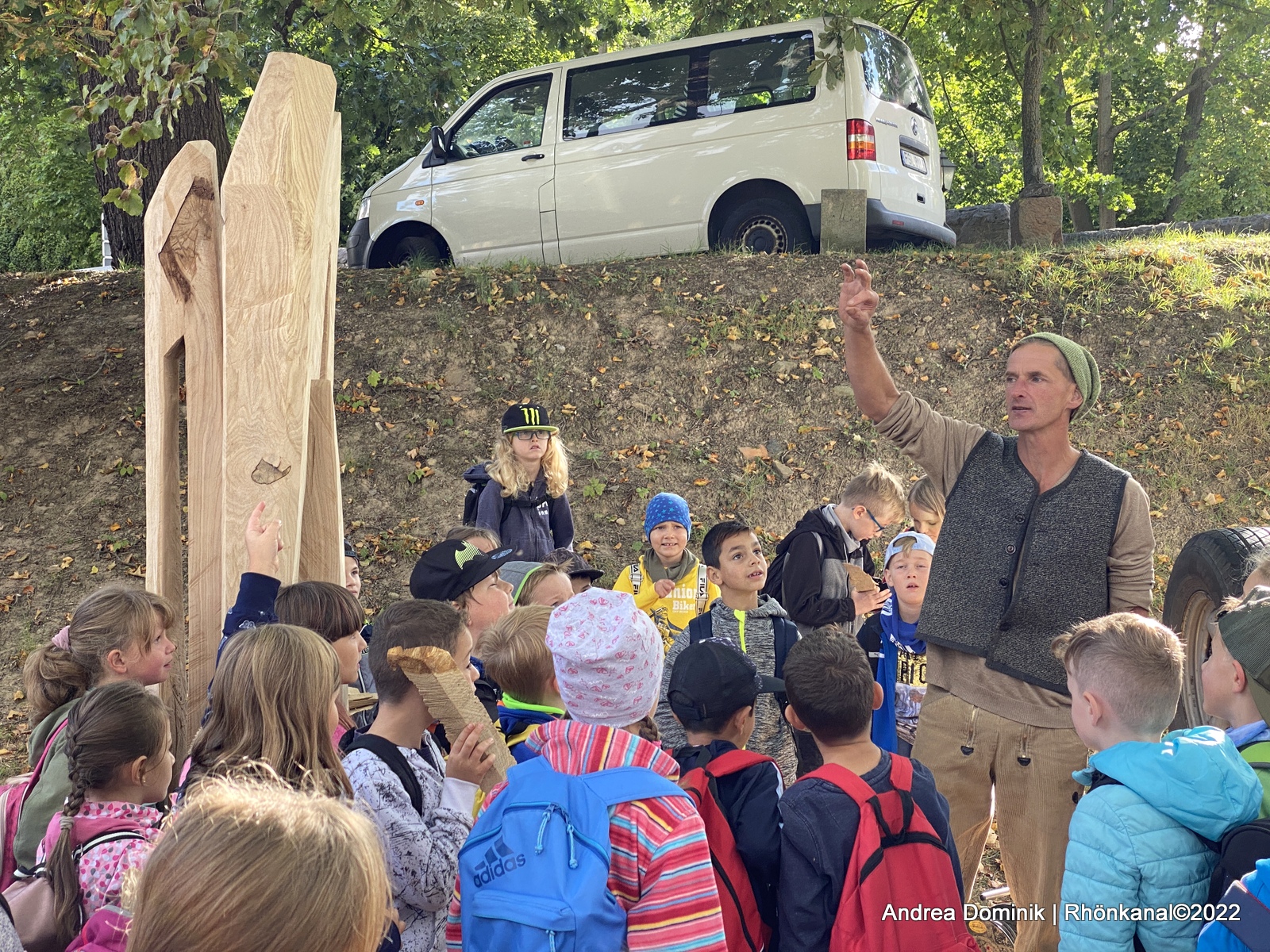 2022-08-26_Bildhauersymposium-Bad Salzungen_Hary Raub im Gespräch mit Kindern