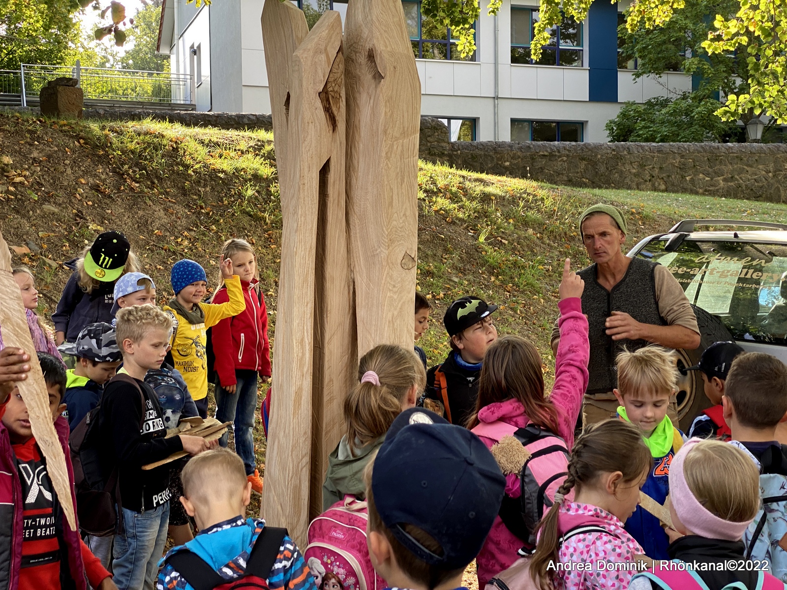 2022-08-26_Bildhauersymposium-Bad Salzungen_Künstler Hardy Raub im Gespräch mit Kindern