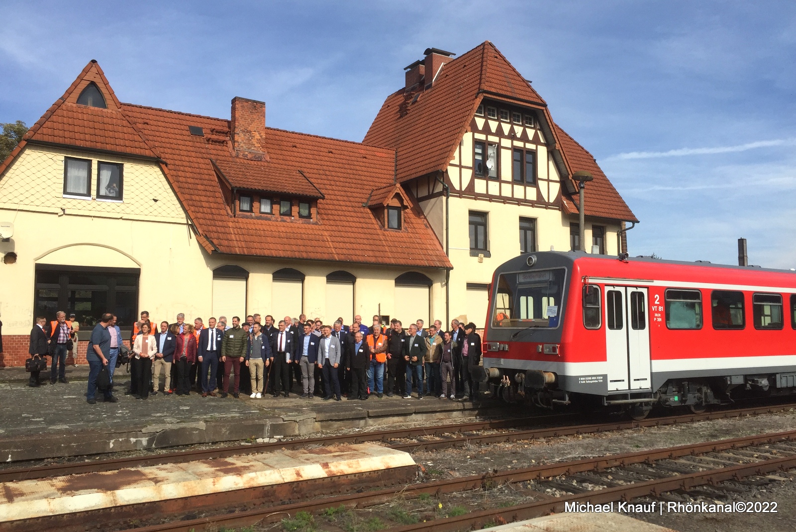 Gruppenfoto der 80 geladenen Gäste vor dem Empfangsgebäude der Stadt Vacha