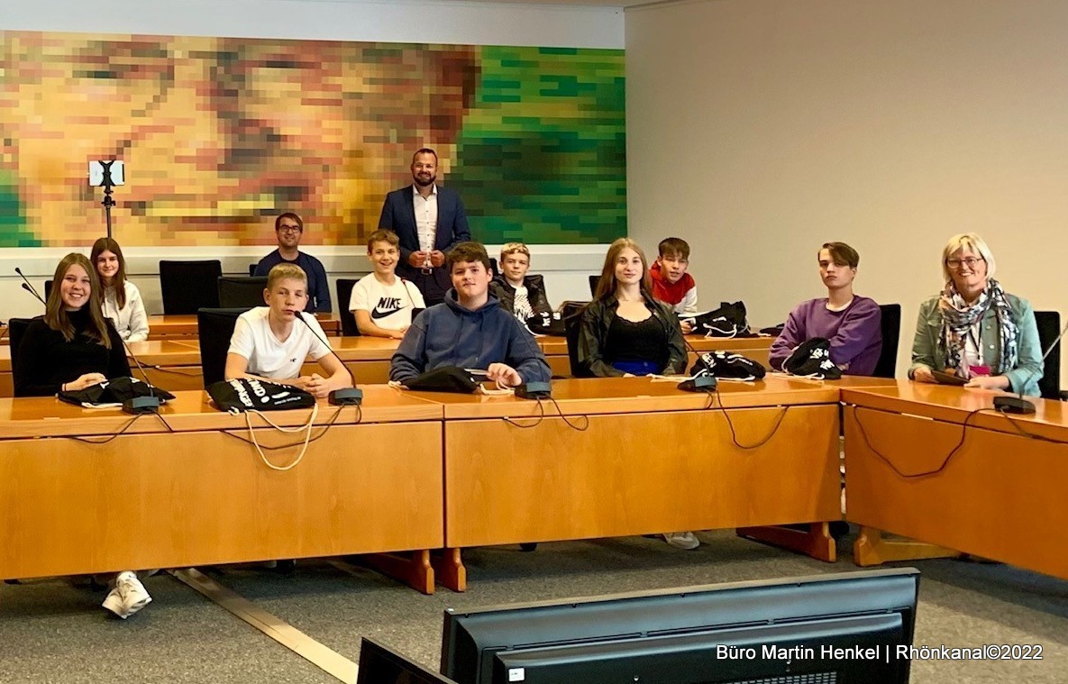 Die Vachaer Schülerinnen und Schüler mit dem Landtagsabgeordneten Martin Henkel im Raum der CDU-Landtagsfraktion