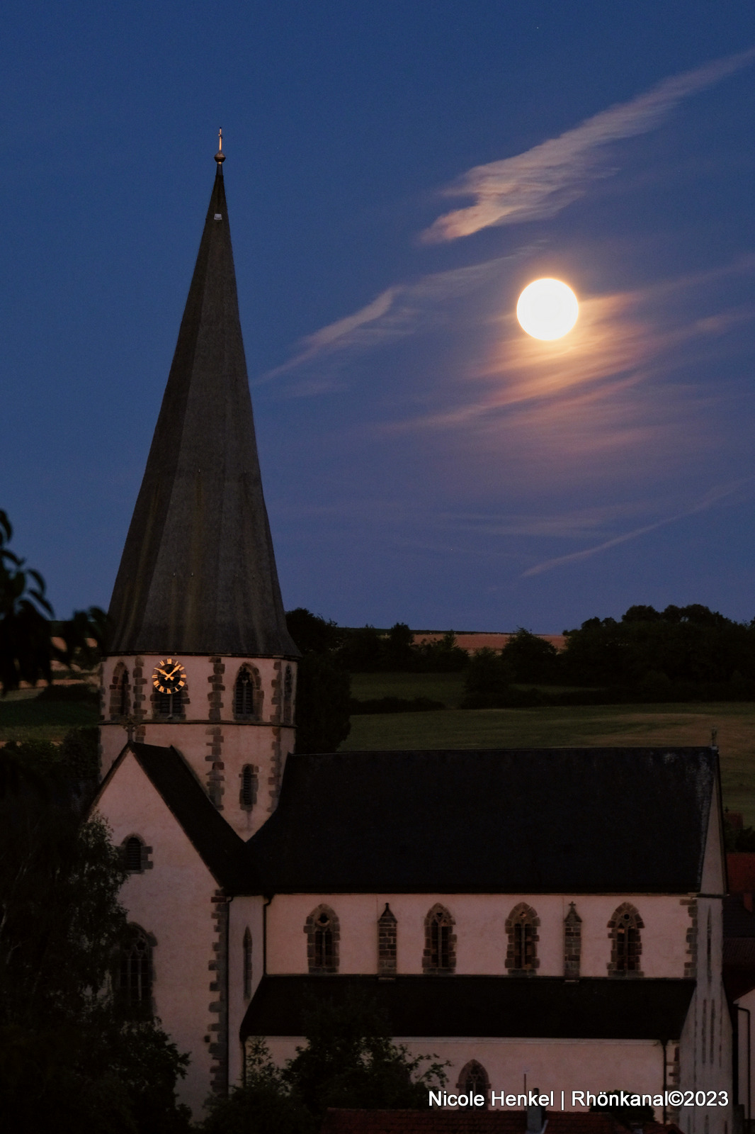 2023-03-30_Stiftskirche_Rasdorf_Nacht_Sterne_Vollmond