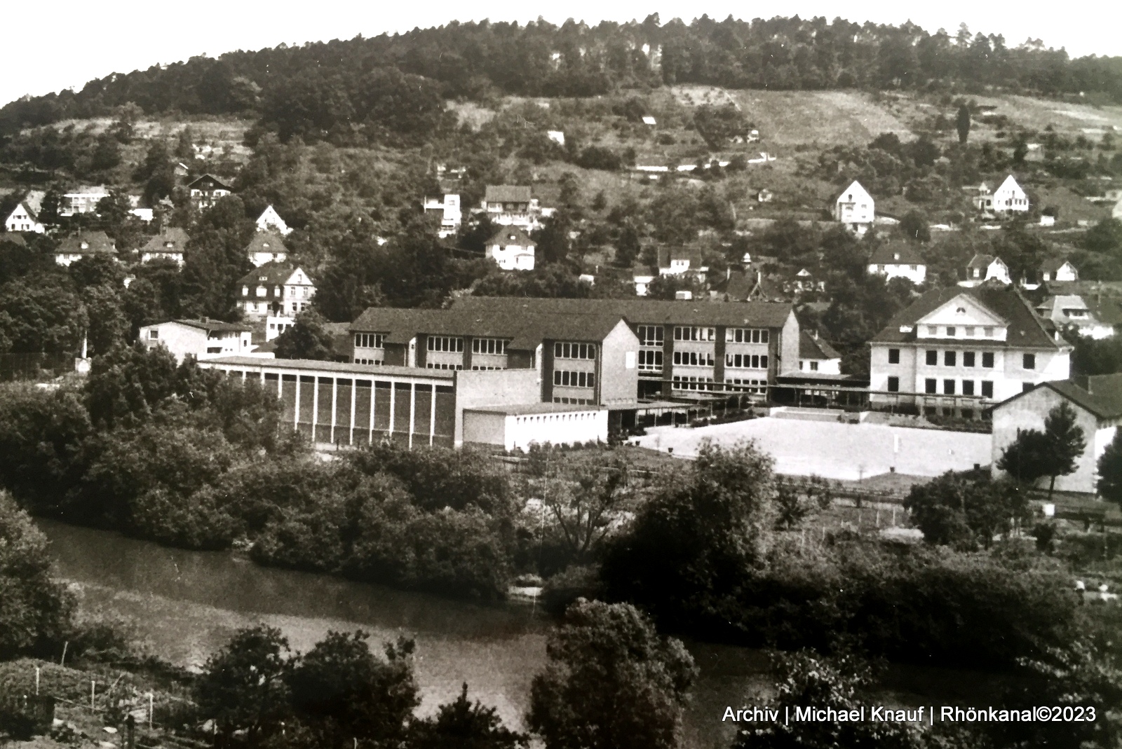 Schule und Weinberg Philippsthal um 1970