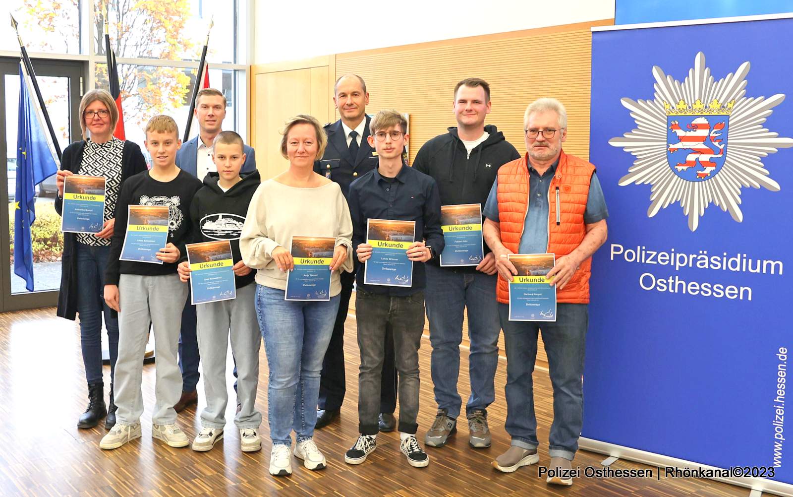 Von links: Katharina Stumpf, Lukas Schwabaur, Dominik Möller (Leiter Presse- und Öffentlichkeitsarbeit), Leon Schwabaur, Antje Thenert, Polizeipräsident Michael Tegethoff, Lukas Drönner, Fabian Jehn, Gerhard Kimpel. Foto: Polizei Osthessen