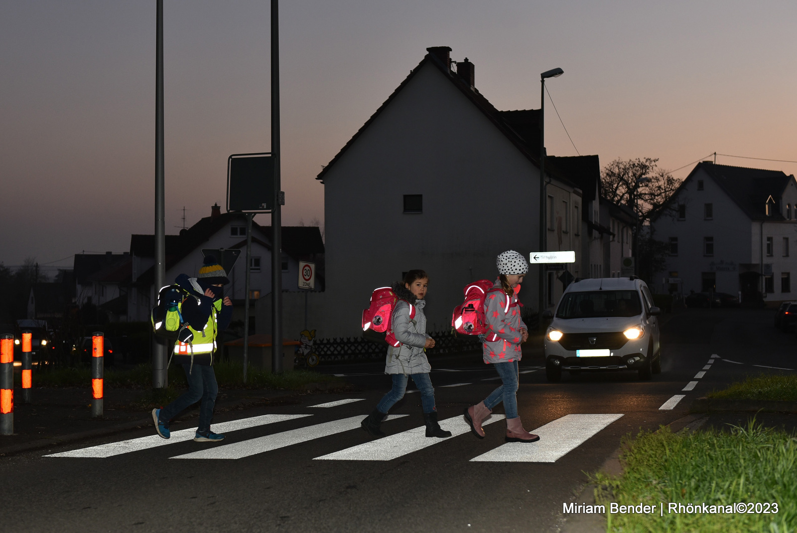 2023-11-24_Herbst-Winter_Dunkelheit_Warnweste_ADAC-Straße_Kinder_Fahrrad (1)