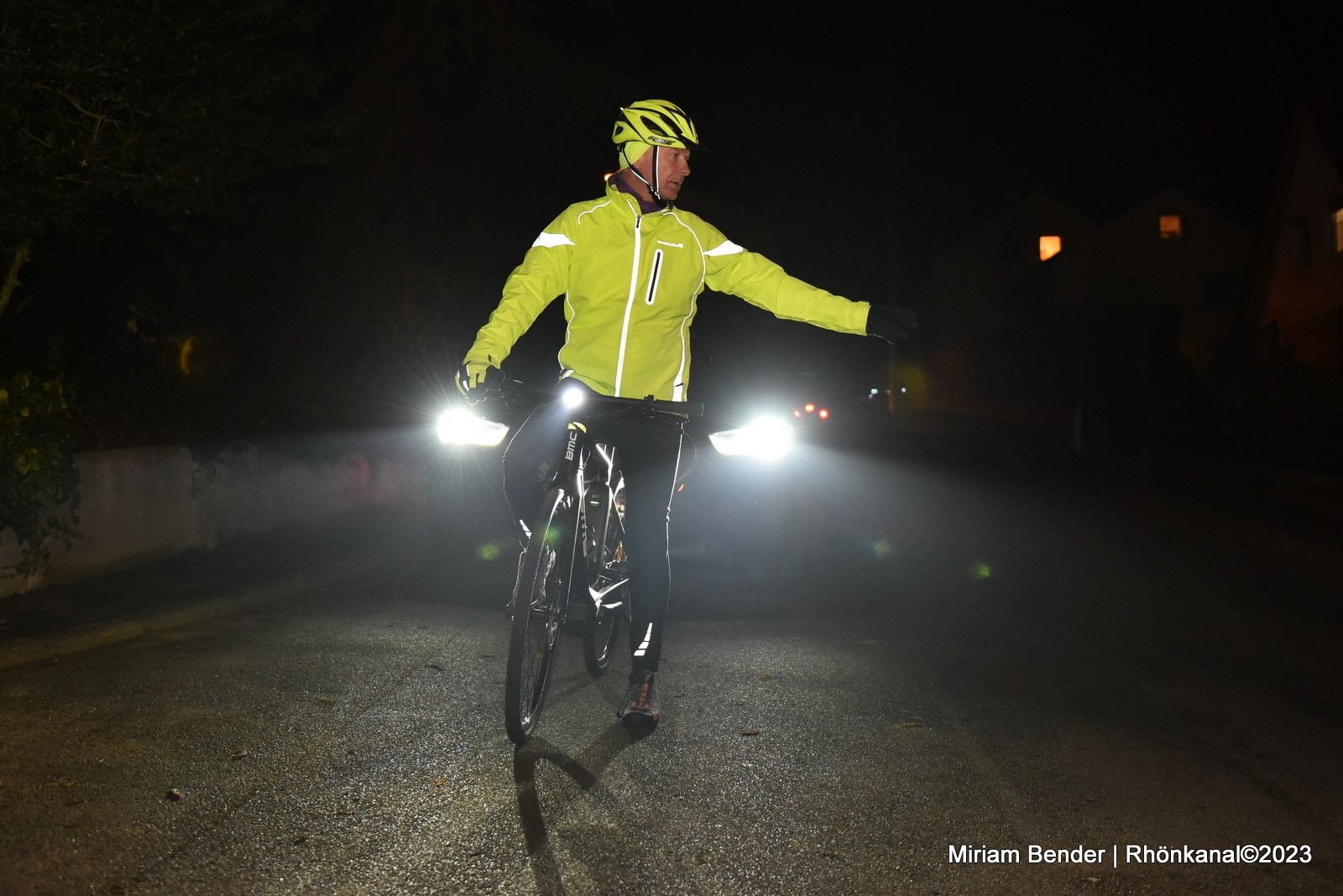 2023-11-24_Herbst-Winter_Dunkelheit_Warnweste_ADAC-Straße_Kinder_Fahrrad (2)