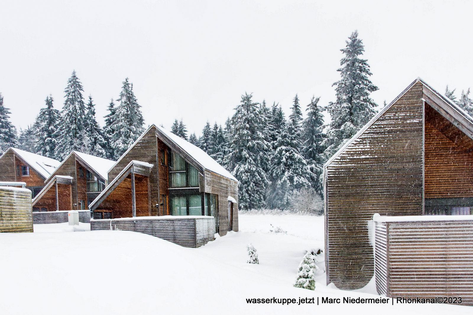 2023-11-28_Wasserkuppe_Winter_Schnee_Feriendorf (6)