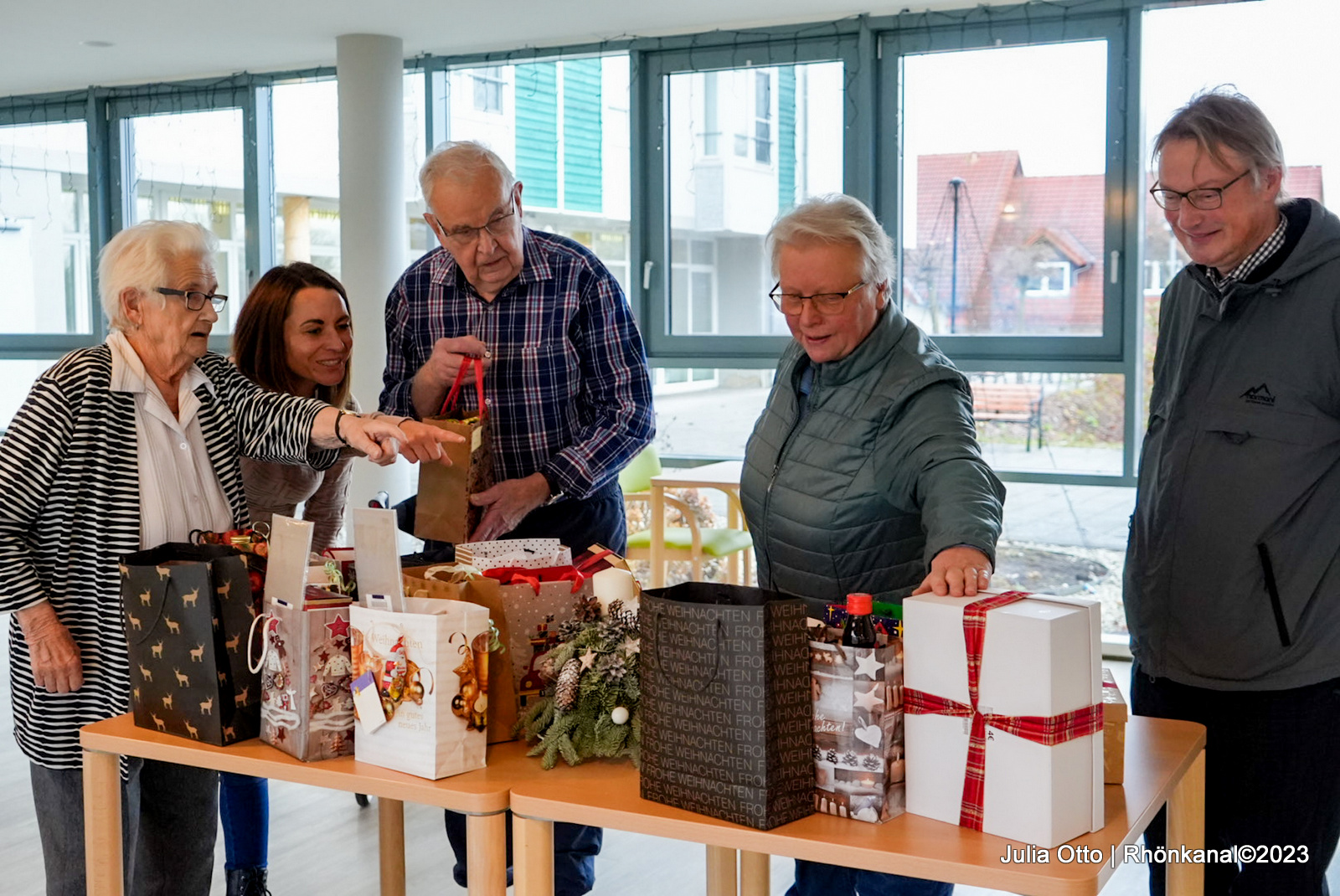 2023-12-15_Geschenke_Kirchenkreis Basa_Senioren